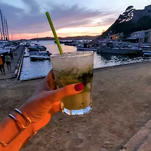 Boire un verre à Port-Cros en soirée